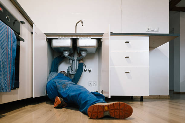 Professional Emergency Plumber technician working in Lynn, IN